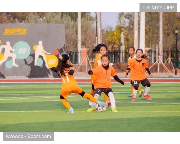 以足球相框定格绿茵激情展现球队荣耀与团结精神